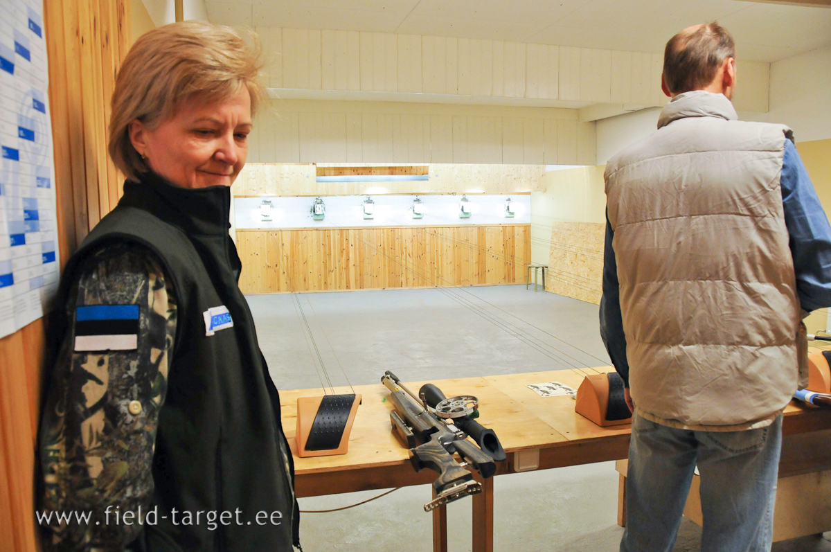 Heli kippus väitma, et tema liimpuidust kaba on liimist lahti